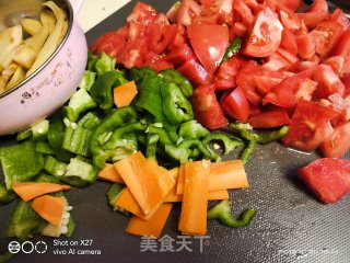 色泽鲜艳，好吃到爆，简单操作的红烧鱼块！的做法步骤：1