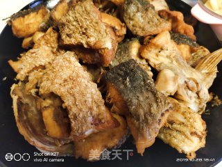 色泽鲜艳，好吃到爆，简单操作的红烧鱼块！的做法步骤：2