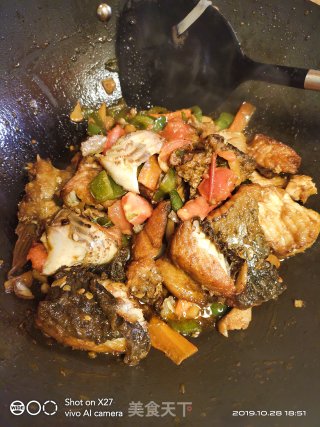 色泽鲜艳，好吃到爆，简单操作的红烧鱼块！的做法步骤：5