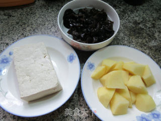 黑木耳土豆烧老豆腐的做法步骤：1