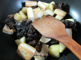 黑木耳土豆烧老豆腐的做法步骤：5