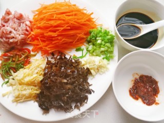 鱼香肉丝的做法步骤：1
