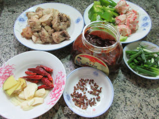 青椒虾味球炒鸡块的做法步骤：1