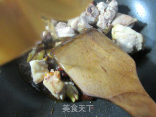 青椒虾味球炒鸡块的做法步骤：5