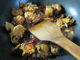 青椒虾味球炒鸡块的做法步骤：8