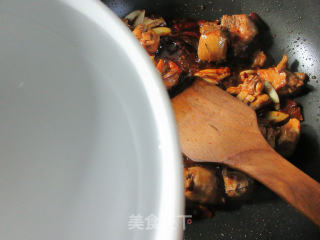 青椒虾味球炒鸡块的做法步骤：9