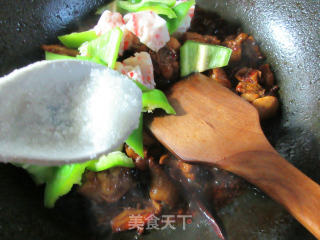 青椒虾味球炒鸡块的做法步骤：11