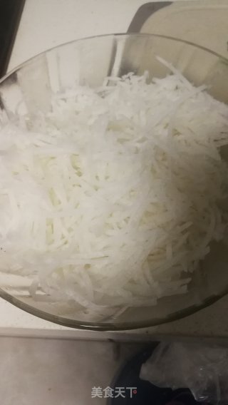 秋吃白萝卜虾皮饼的做法步骤：1