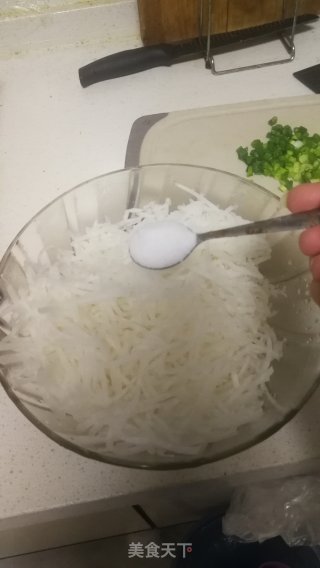 秋吃白萝卜虾皮饼的做法步骤：2