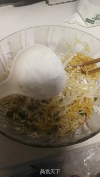 秋吃白萝卜虾皮饼的做法步骤：8