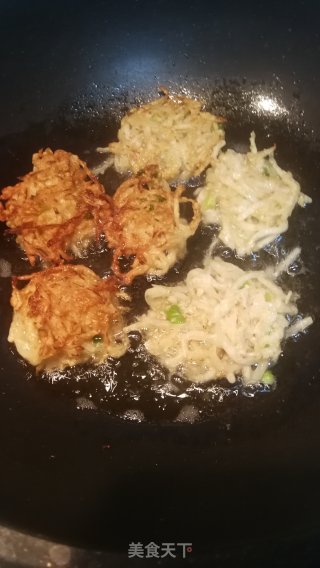 秋吃白萝卜虾皮饼的做法步骤：10