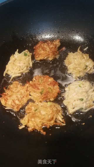秋吃白萝卜虾皮饼的做法步骤：11
