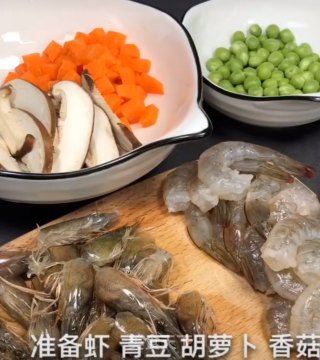 海鲜虾粥的做法步骤：1