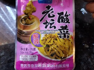 酸菜乌冬面的做法步骤：1