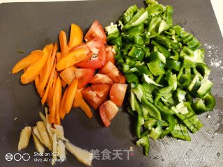 都是家常菜，为啥每次都能全部吃完，主要是因为太好吃了，胡萝卜青椒炒牛肉的做法步骤：1
