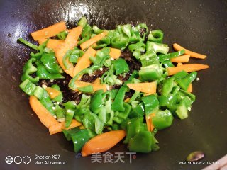 都是家常菜，为啥每次都能全部吃完，主要是因为太好吃了，胡萝卜青椒炒牛肉的做法步骤：3