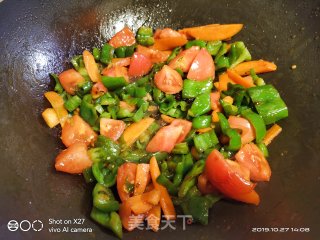 都是家常菜，为啥每次都能全部吃完，主要是因为太好吃了，胡萝卜青椒炒牛肉的做法步骤：4