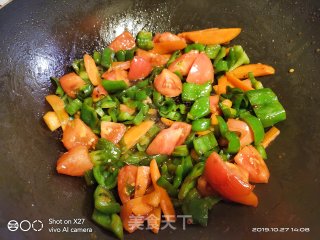 都是家常菜，为啥每次都能全部吃完，主要是因为太好吃了，胡萝卜青椒炒牛肉的做法步骤：5