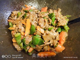 都是家常菜，为啥每次都能全部吃完，主要是因为太好吃了，胡萝卜青椒炒牛肉的做法步骤：6