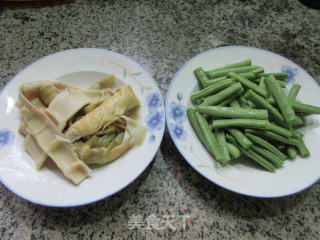 羊尾笋炒梅豆的做法步骤：1