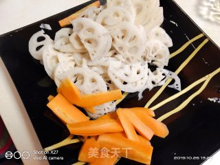 清脆爽口，家常小炒，爱吃莲藕的女士看过来，秋天可以多吃莲藕，肉丝炒莲藕！的做法步骤：1