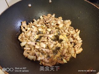 清脆爽口，家常小炒，爱吃莲藕的女士看过来，秋天可以多吃莲藕，肉丝炒莲藕！的做法步骤：4