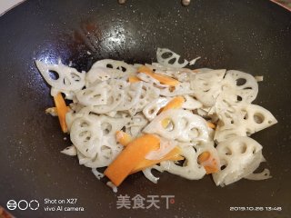 清脆爽口，家常小炒，爱吃莲藕的女士看过来，秋天可以多吃莲藕，肉丝炒莲藕！的做法步骤：5