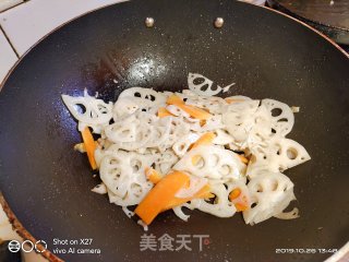 清脆爽口，家常小炒，爱吃莲藕的女士看过来，秋天可以多吃莲藕，肉丝炒莲藕！的做法步骤：6