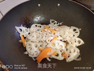 清脆爽口，家常小炒，爱吃莲藕的女士看过来，秋天可以多吃莲藕，肉丝炒莲藕！的做法步骤：7