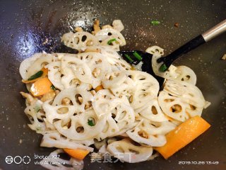 清脆爽口，家常小炒，爱吃莲藕的女士看过来，秋天可以多吃莲藕，肉丝炒莲藕！的做法步骤：8