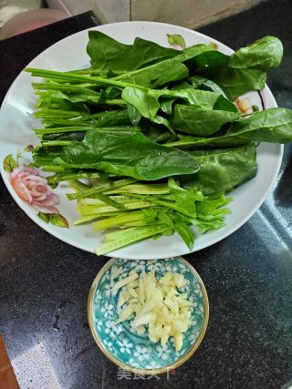 蒜香拌菠菜的做法步骤：1