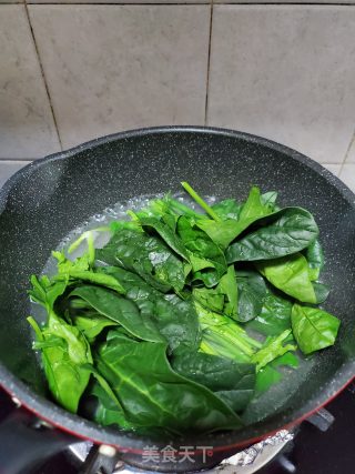 蒜香拌菠菜的做法步骤：2