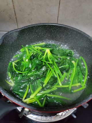 蒜香拌菠菜的做法步骤：3