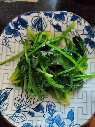 蒜香拌菠菜的做法步骤：4