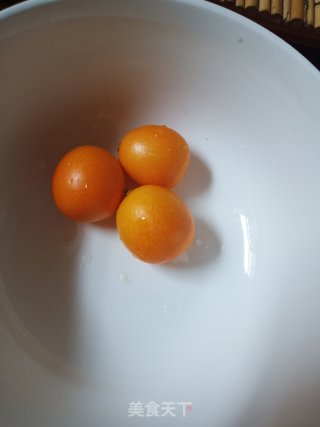 金枣百合雪梨汤的做法步骤：2
