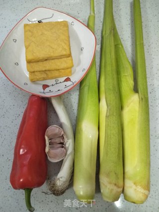 豆腐干炒茭白的做法步骤：1