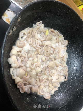 酸辣肥肠的做法步骤：4