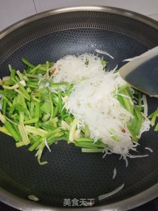 芹菜炒萝卜丝的做法步骤：8
