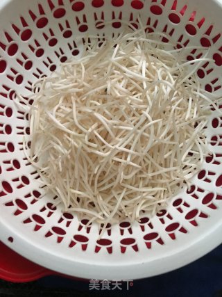 咸酸菜炒绿豆芽的做法步骤：1