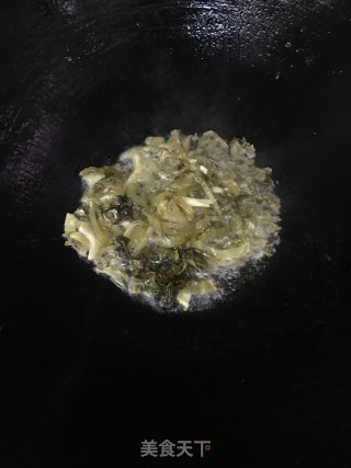 咸酸菜炒绿豆芽的做法步骤：3