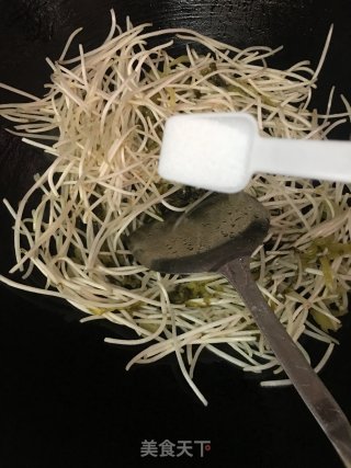 咸酸菜炒绿豆芽的做法步骤：5