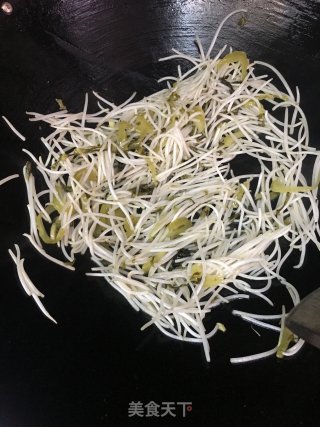 咸酸菜炒绿豆芽的做法步骤：6