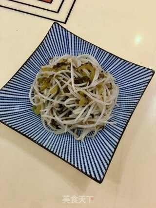 咸酸菜炒绿豆芽的做法步骤：7
