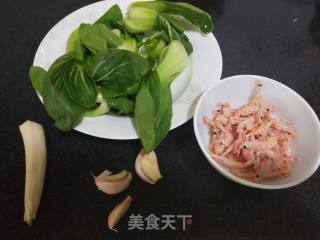 油菜炒虾皮的做法步骤：1