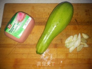 醋溜菜瓜的做法步骤：1
