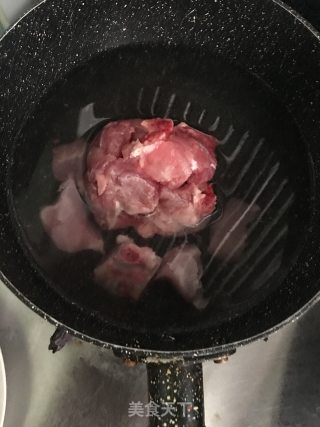 雪梨银耳当归炖龙骨的做法步骤：2