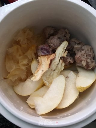 雪梨银耳当归炖龙骨的做法步骤：4