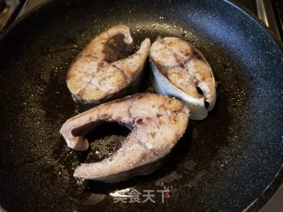 香煎黄尾鱼的做法步骤：3