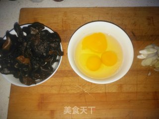 木耳炒鸡蛋的做法步骤：1