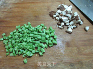 香菇梅豆炒饭的做法步骤：2